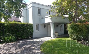 Excelente casa 6 amb.con gran quincho, jardin y pileta climatizada! en Estancias Del Pilar