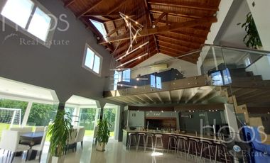 Excelente casa 6 amb.con gran quincho, jardin y pileta climatizada! en Estancias Del Pilar