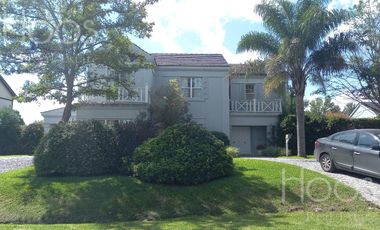 Excelente casa 6 amb.con gran quincho, jardin y pileta climatizada! en Estancias Del Pilar