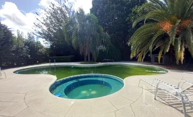 Excelente casa 6 amb.con gran quincho, jardin y pileta climatizada! en Estancias Del Pilar