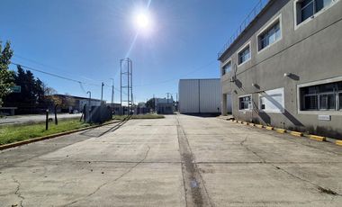 Depósito en alquiler sobre Av 44 en La Plata