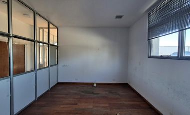 Depósito en alquiler sobre Av 44 en La Plata