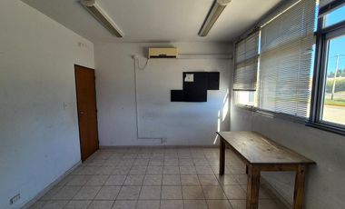 Depósito en alquiler sobre Av 44 en La Plata