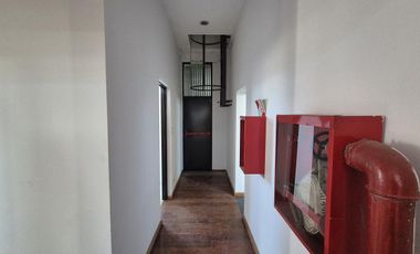 Depósito en alquiler sobre Av 44 en La Plata