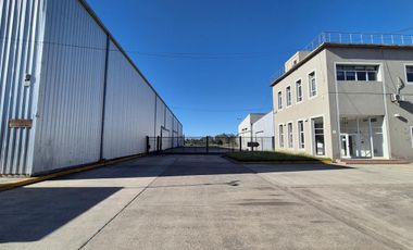 Depósito en alquiler sobre Av 44 en La Plata