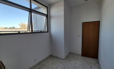 Depósito en alquiler sobre Av 44 en La Plata