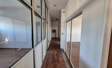 Depósito en alquiler sobre Av 44 en La Plata