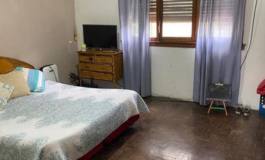 Casa en Temperley 2 dormitorios y entrada para auto