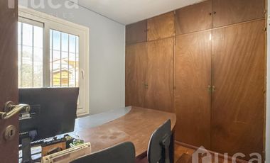 Importante casa de 5 dormitorios con jardín y pileta en venta en Olivos