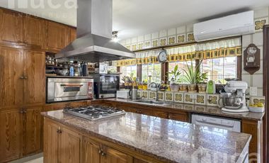 Importante casa de 5 dormitorios con jardín y pileta en venta en Olivos