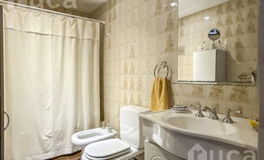 Importante casa de 5 dormitorios con jardín y pileta en venta en Olivos