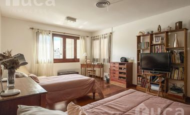 Importante casa de 5 dormitorios con jardín y pileta en venta en Olivos