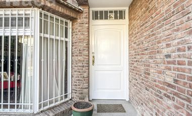 Importante casa de 5 dormitorios con jardín y pileta en venta en Olivos