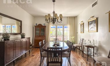 Importante casa de 5 dormitorios con jardín y pileta en venta en Olivos