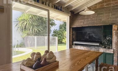 Importante casa de 5 dormitorios con jardín y pileta en venta en Olivos