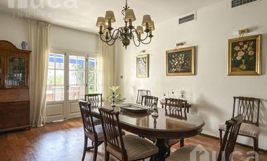 Importante casa de 5 dormitorios con jardín y pileta en venta en Olivos