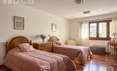Importante casa de 5 dormitorios con jardín y pileta en venta en Olivos