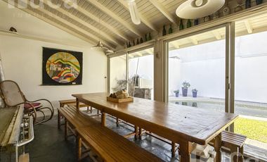 Importante casa de 5 dormitorios con jardín y pileta en venta en Olivos