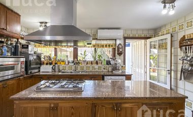 Importante casa de 5 dormitorios con jardín y pileta en venta en Olivos