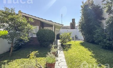 Importante casa de 5 dormitorios con jardín y pileta en venta en Olivos