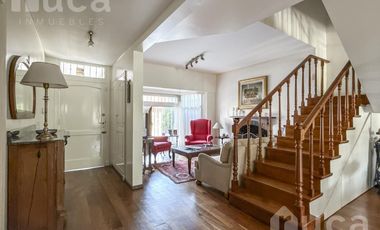 Importante casa de 5 dormitorios con jardín y pileta en venta en Olivos