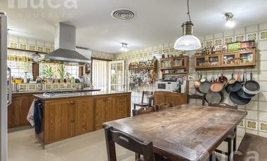 Importante casa de 5 dormitorios con jardín y pileta en venta en Olivos