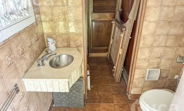 Importante casa de 5 dormitorios con jardín y pileta en venta en Olivos