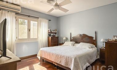 Importante casa de 5 dormitorios con jardín y pileta en venta en Olivos