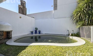 Importante casa de 5 dormitorios con jardín y pileta en venta en Olivos