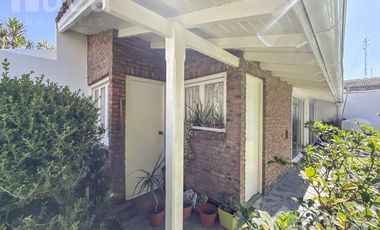 Importante casa de 5 dormitorios con jardín y pileta en venta en Olivos