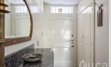 Importante casa de 5 dormitorios con jardín y pileta en venta en Olivos