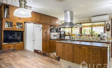 Importante casa de 5 dormitorios con jardín y pileta en venta en Olivos