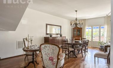 Importante casa de 5 dormitorios con jardín y pileta en venta en Olivos