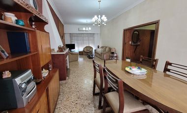 Venta en Block de local y departamento en planta alta - Morón