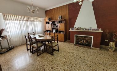 Venta en Block de local y departamento en planta alta - Morón