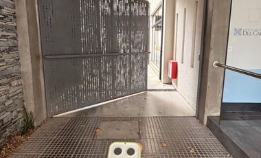 Cochera semicubierta en Roca y Rivadavia