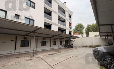 Cochera semicubierta en Roca y Rivadavia
