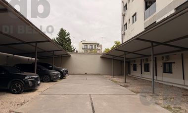 Cochera semicubierta en Roca y Rivadavia