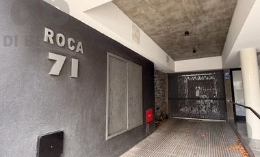 Cochera semicubierta en Roca y Rivadavia