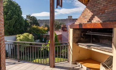 Hermoso Chalet 5 ambientes y doble cochera en Banfield Este