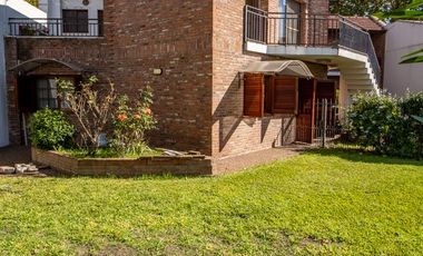 Hermoso Chalet 5 ambientes y doble cochera en Banfield Este