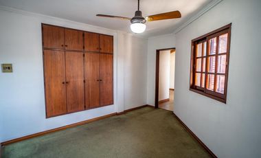 Hermoso Chalet 5 ambientes y doble cochera en Banfield Este