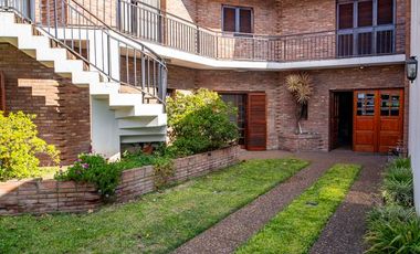 Hermoso Chalet 5 ambientes y doble cochera en Banfield Este