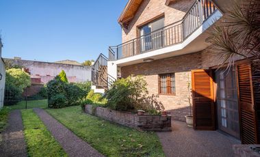 Hermoso Chalet 5 ambientes y doble cochera en Banfield Este