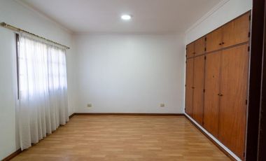 Hermoso Chalet 5 ambientes y doble cochera en Banfield Este