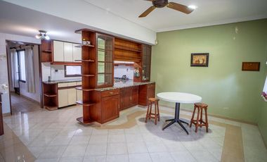 Hermoso Chalet 5 ambientes y doble cochera en Banfield Este