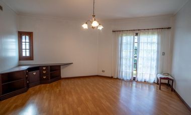 Hermoso Chalet 5 ambientes y doble cochera en Banfield Este