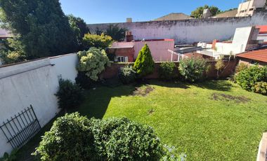 Hermoso Chalet 5 ambientes y doble cochera en Banfield Este