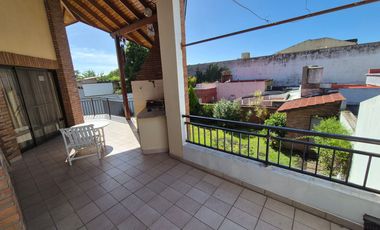Hermoso Chalet 5 ambientes y doble cochera en Banfield Este