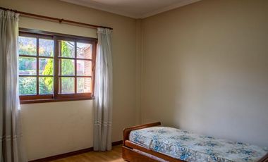 Hermoso Chalet 5 ambientes y doble cochera en Banfield Este